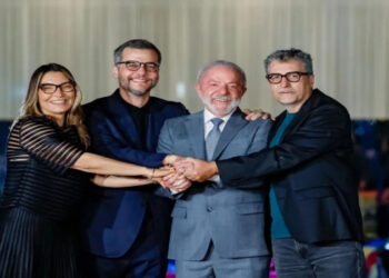 Lula recebe equipe do filme O Agente Secreto no Palácio da Alvorada. Longa premiado em Cannes estreia nos cinemas em novembro com Wagner Moura no papel principal.