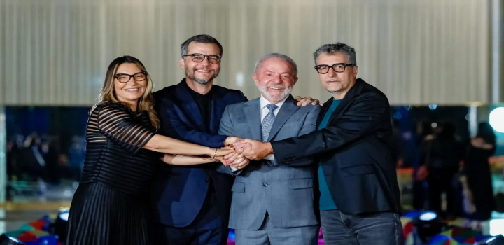 Lula recebe equipe do filme O Agente Secreto no Palácio da Alvorada. Longa premiado em Cannes estreia nos cinemas em novembro com Wagner Moura no papel principal.