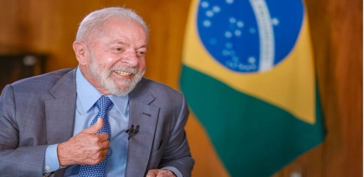 Em entrevista, Lula diz que os EUA demonstram “ciúme” do protagonismo do Brasil no BRICS, critica protecionismo e volta a defender criação de moeda comum do bloco para reduzir dependência do dólar.