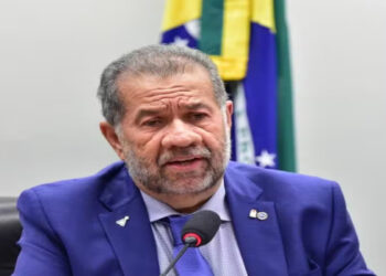 A CPMI do INSS se reúne para votar os primeiros requerimentos, que incluem a convocação do irmão do presidente Lula, Frei Chico, do ex-ministro Carlos Lupi e de ministros do governo. Oposição, com controle da presidência e relatoria, pressiona a base governista, que alega ter maioria.