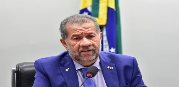A CPMI do INSS se reúne para votar os primeiros requerimentos, que incluem a convocação do irmão do presidente Lula, Frei Chico, do ex-ministro Carlos Lupi e de ministros do governo. Oposição, com controle da presidência e relatoria, pressiona a base governista, que alega ter maioria.
