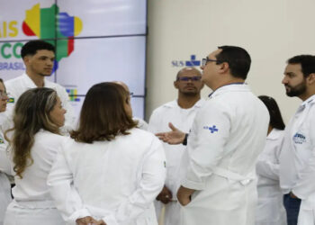 Cerca de 1.500 médicos começam a atuar no Mais Médicos a partir desta quarta-feira (27), fortalecendo o SUS em regiões carentes. Inclui profissionais com CRM e intercambistas que passarão por capacitação.