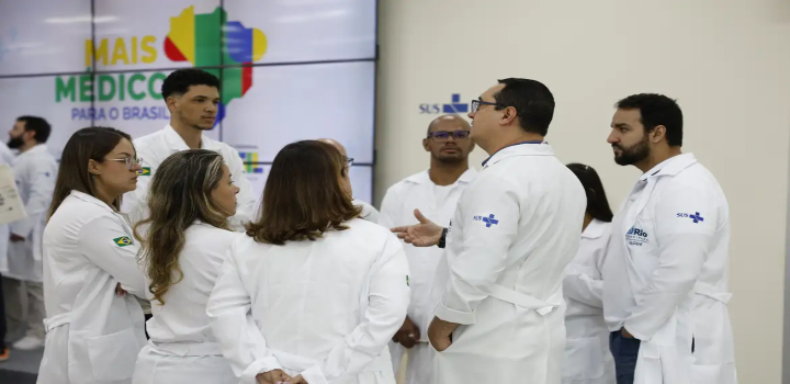 Cerca de 1.500 médicos começam a atuar no Mais Médicos a partir desta quarta-feira (27), fortalecendo o SUS em regiões carentes. Inclui profissionais com CRM e intercambistas que passarão por capacitação.