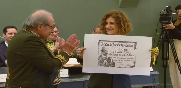 Miriam Leitão assume a cadeira 7 da Academia Brasileira de Letras, sucedendo Cacá Diegues, e destaca a importância da pluralidade no pensamento brasileiro em seu discurso de posse.