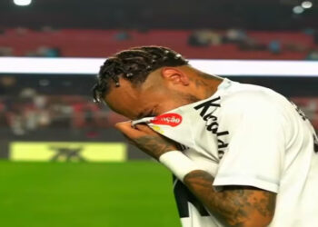 Vasco goleia o Santos por 6 a 0 no Morumbis, registra maior placar da história do confronto e tira o time do Z-4. Neymar deixa o campo em lágrimas.