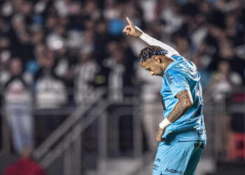 Santos vence o Juventude por 3 a 1 com dois gols de Neymar e sai do Z-4 do Brasileirão. Vitória no Morumbis afasta crise e deixa Vasco na zona de rebaixamento.