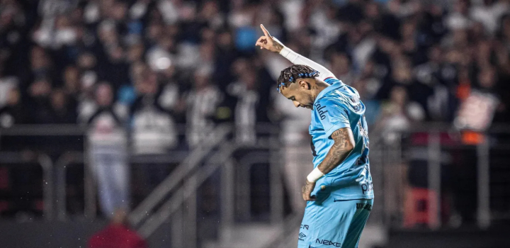 Santos vence o Juventude por 3 a 1 com dois gols de Neymar e sai do Z-4 do Brasileirão. Vitória no Morumbis afasta crise e deixa Vasco na zona de rebaixamento.