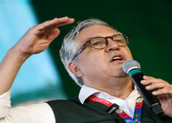 Alexandre Padilha, ministro da Saúde, cancelou viagem aos EUA após restrições de circulação impostas pelo governo americano. Ele classificou as condições como “inaceitáveis” e lamentou ausência em reuniões da ONU e da Opas.