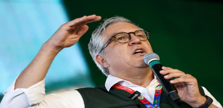 Alexandre Padilha, ministro da Saúde, cancelou viagem aos EUA após restrições de circulação impostas pelo governo americano. Ele classificou as condições como “inaceitáveis” e lamentou ausência em reuniões da ONU e da Opas.