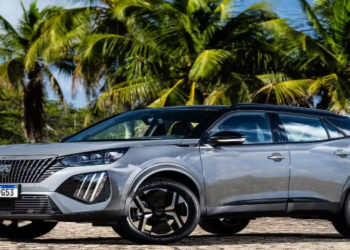 Stellantis anuncia 23 recalls em 2025 para modelos Peugeot, Fiat, Citroën e RAM. Risco de incêndio, vazamento de gases e airbag defectivo exigem reparo urgente. Confira se seu carro está na lista e procedimentos gratuitos.