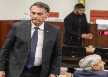 Julgamento de Bolsonaro por tentativa de golpe coloca relações Brasil-EUA em xeque. Governo Lula avalia medidas de reciprocidade contra novas sanções americanas, que podem incluir quebra de patentes e taxação de streaming. Entenda a crise.