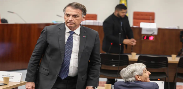 Julgamento de Bolsonaro por tentativa de golpe coloca relações Brasil-EUA em xeque. Governo Lula avalia medidas de reciprocidade contra novas sanções americanas, que podem incluir quebra de patentes e taxação de streaming. Entenda a crise.