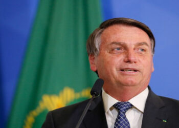 O Ministério Público Federal se manifestou a favor do policiamento em tempo integral na casa de Jair Bolsonaro para garantir o cumprimento de medidas cautelares, após a PF apontar risco de asilo político nos EUA. A ação deve ser discreta e dentro dos limites legais.