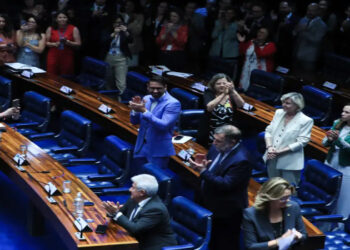 Senado aprova marco legal de proteção infantil na internet. Texto exige verificação de idade, combate a conteúdos impróprios e prevê multas milionárias para plataformas digitais. Projeto agora aguarda sanção de Lula.