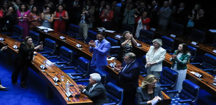 Senado aprova marco legal de proteção infantil na internet. Texto exige verificação de idade, combate a conteúdos impróprios e prevê multas milionárias para plataformas digitais. Projeto agora aguarda sanção de Lula.