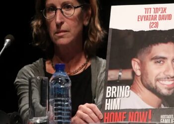 Vídeo divulgado pelo Hamas mostra refém israelense em extrema desnutrição cavando sua própria cova em Gaza. Família denuncia campanha de fome e cobra ações internacionais.