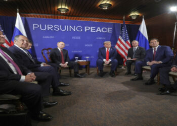 Encontro histórico entre Putin e Trump no Alasca discute a crise ucraniana, a cooperação bilateral e abre caminho para possível acordo de paz.