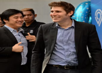 Eduardo Saverin lidera a lista Forbes 2025 como o brasileiro mais rico, com fortuna de R$ 227 bilhões. Ranking traz os 10 maiores bilionários e revela 300 nomes acima de R$ 1 bi no país.