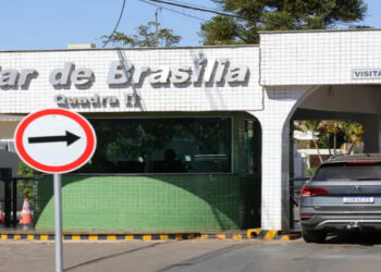 Ministro Alexandre de Moraes autorizou vigilância 24 horas na residência de Jair Bolsonaro pela polícia penal do DF. Decisão considera risco de fuga e documento de pedido de asilo à Argentina encontrado no celular do ex-presidente.