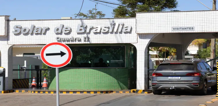 Ministro Alexandre de Moraes autorizou vigilância 24 horas na residência de Jair Bolsonaro pela polícia penal do DF. Decisão considera risco de fuga e documento de pedido de asilo à Argentina encontrado no celular do ex-presidente.