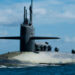 Trump afirma ter reposicionado submarinos nucleares dos EUA após ameaças de Dmitri Medvedev, aliado de Putin. O embate entre os líderes acirra tensões entre Washington e Moscou.