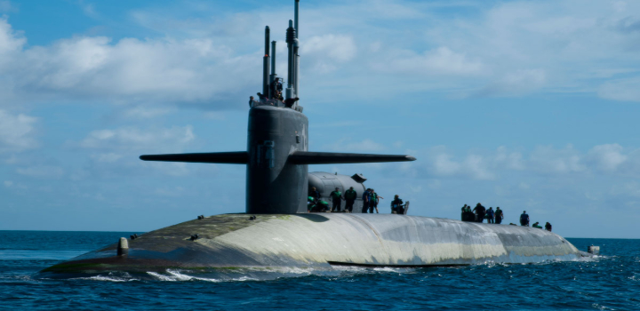 Trump afirma ter reposicionado submarinos nucleares dos EUA após ameaças de Dmitri Medvedev, aliado de Putin. O embate entre os líderes acirra tensões entre Washington e Moscou.