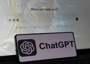 Relatório internacional aponta falhas graves no ChatGPT, com respostas que incentivam comportamentos perigosos. OpenAI promete melhorias.