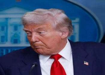 Governo dos EUA anuncia revisão massiva de todos os vistos de estrangeiros. Medida visa identificar irregularidades, como crimes e "antiamericanismo" em redes sociais, podendo resultar em cancelamento e deportação. Entenda.