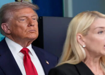 Donald Trump decreta estado de emergência em Washington D.C., coloca polícia sob controle federal e convoca a Guarda Nacional para expulsar moradores de rua, apesar de dados apontarem queda na criminalidade.