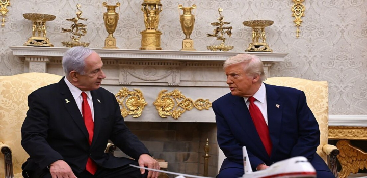 Donald Trump e Benjamin Netanyahu conversaram sobre o plano de Israel para ocupar Gaza, visando derrotar o Hamas e libertar reféns. A proposta gerou críticas internacionais e protestos internos.