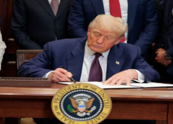 Presidente Donald Trump dobra tarifas de importação da Índia para 50%, acusando o país de apoiar a Rússia na guerra contra a Ucrânia através da compra de petróleo. Índia sinaliza retaliação.