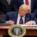 Presidente Donald Trump dobra tarifas de importação da Índia para 50%, acusando o país de apoiar a Rússia na guerra contra a Ucrânia através da compra de petróleo. Índia sinaliza retaliação.
