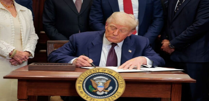 Presidente Donald Trump dobra tarifas de importação da Índia para 50%, acusando o país de apoiar a Rússia na guerra contra a Ucrânia através da compra de petróleo. Índia sinaliza retaliação.