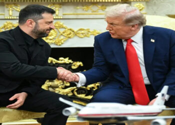 Trump e Zelenski discutem negociações de paz na Casa Branca ao lado de líderes europeus e sugerem reunião trilateral com Putin. Questões territoriais e garantias de segurança marcam o debate.