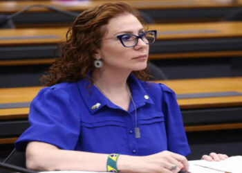 Carla Zambelli está em greve de fome e passou mal durante audiência de extradição na Itália. Defesa pede prisão domiciliar, mas Justiça mantém parlamentar presa.