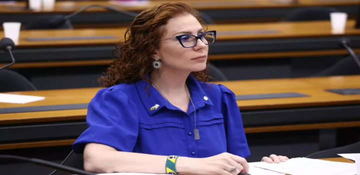 Carla Zambelli está em greve de fome e passou mal durante audiência de extradição na Itália. Defesa pede prisão domiciliar, mas Justiça mantém parlamentar presa.