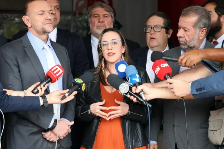 EUA cassam visto da presidenta do PSOL, Paula Coradi, após participação em congresso socialista