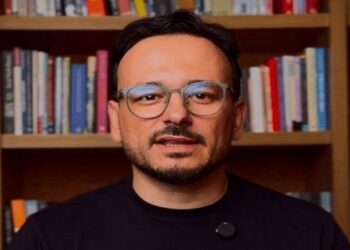 Polícia Civil do RS prende temporariamente o professor de Direito Conrado Paulino da Rosa, acusado de crimes sexuais e violência psicológica. Treze mulheres relataram abusos entre 2013 e 2025.