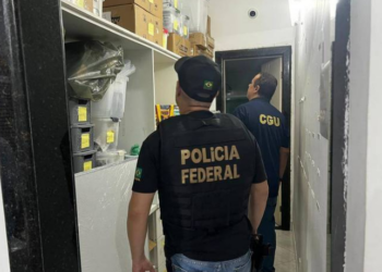 A Polícia Federal investiga contratos milionários da OS Prima Qualitá em Arraial do Cabo e outras cidades do RJ. Entre 2022 e 2024, R$ 1,6 bilhão foram pagos, sendo R$ 91 milhões de recursos federais. Auditorias apontam irregularidades em contratações.