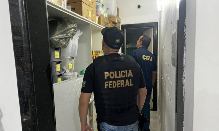 A Polícia Federal investiga contratos milionários da OS Prima Qualitá em Arraial do Cabo e outras cidades do RJ. Entre 2022 e 2024, R$ 1,6 bilhão foram pagos, sendo R$ 91 milhões de recursos federais. Auditorias apontam irregularidades em contratações.