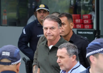 Alexandre de Moraes, do STF, determinou que a Polícia Penal do DF entregue em 24h relatório sobre a escolta de Jair Bolsonaro em Brasília. O ministro questiona descumprimento de condição judicial.