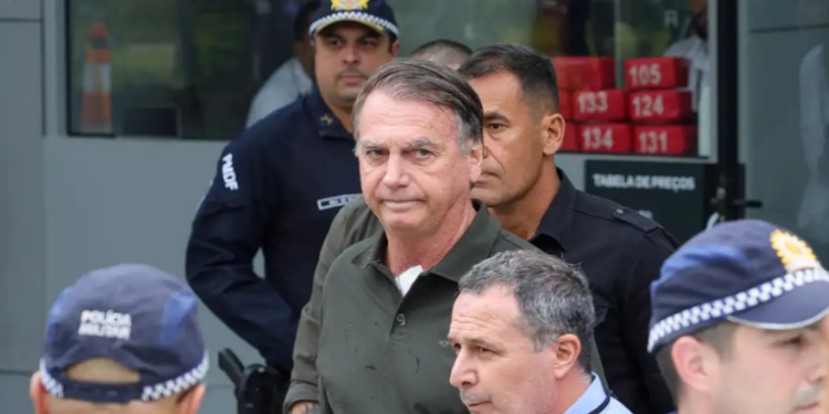 Alexandre de Moraes, do STF, determinou que a Polícia Penal do DF entregue em 24h relatório sobre a escolta de Jair Bolsonaro em Brasília. O ministro questiona descumprimento de condição judicial.