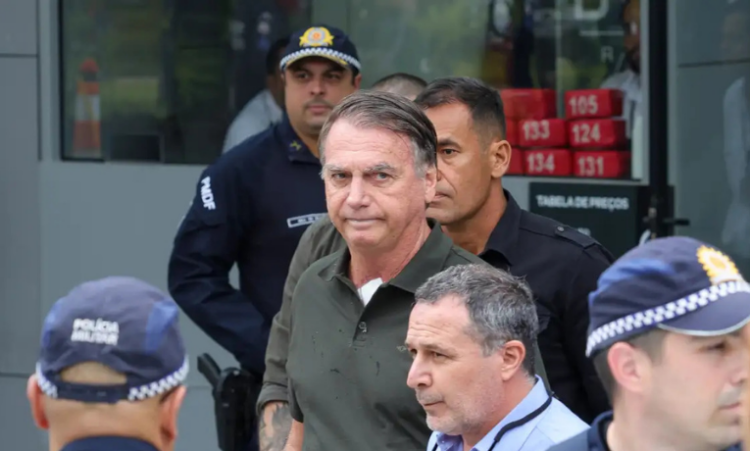 Alexandre de Moraes, do STF, determinou que a Polícia Penal do DF entregue em 24h relatório sobre a escolta de Jair Bolsonaro em Brasília. O ministro questiona descumprimento de condição judicial.