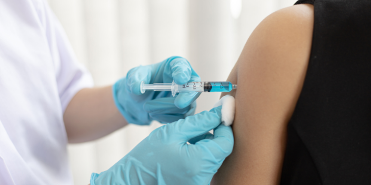Secretaria de Saúde de Macaé convoca adolescentes e jovens de 15 a 19 anos para se vacinar contra HPV. Mobilização terá ação no Calçadão da Rui Barbosa no dia 27 de setembro.