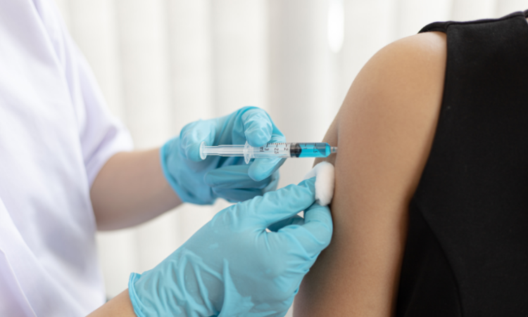Secretaria de Saúde de Macaé convoca adolescentes e jovens de 15 a 19 anos para se vacinar contra HPV. Mobilização terá ação no Calçadão da Rui Barbosa no dia 27 de setembro.