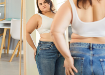 Pacientes adultos com sobrepeso e obesidade devem passar por avaliação de risco cardiovascular, segundo diretriz de 2025. Canetas emagrecedoras também foram incluídas nas recomendações.
