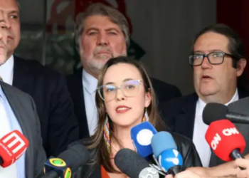 EUA cassam visto da presidenta do PSOL, Paula Coradi, após participação em congresso socialista