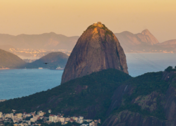 Frente fria chega ao Rio de Janeiro com ventos de até 90 km/h, tempestades e queda de temperatura de quase 15°C; Marinha e Inmet alertam para riscos.