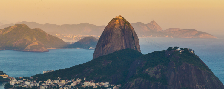 Frente fria chega ao Rio de Janeiro com ventos de até 90 km/h, tempestades e queda de temperatura de quase 15°C; Marinha e Inmet alertam para riscos.