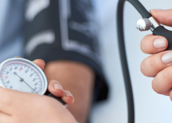 Diretriz Brasileira de Hipertensão 2025 traz mudanças: pressão 12x8 não é mais normal e indica pré-hipertensão. Entenda critérios e novas recomendações médicas.
